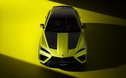 Jaskrawozielony Lambo Urus z czarnymi pasami na masce i dachu, prezentowany z lotu ptaka na żółtym tle.