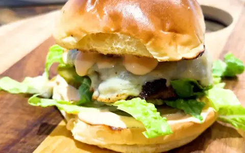 Sekret soczystego burgera: jak przygotować mięso krok po kroku