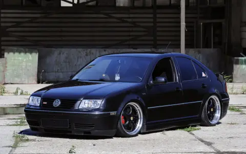 Czarny Volkswagen Bora z obniżonym zawieszeniem i felgami BBS.