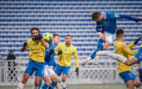 Jugadores de Ucrania FC compiten por el balón en un partido de fútbol.