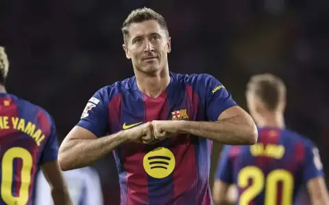 Robert Lewandowski w koszulce Barcelony, świętujący gola. Zastanawiasz się, ile zarabia Lewandowski w Barcelonie?