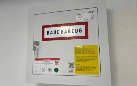 Rauchabzug-Steuergerät, Typ WSC 204 0102, gemäß DIN VDE V 0826-2, mit Schlüssel und Prüfaufkleber.