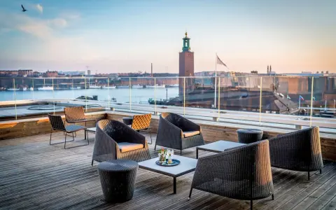 En mysig takbar i Stockholm med utsikt över vattnet och Stadshuset. Perfekt för en drink i solnedgången.