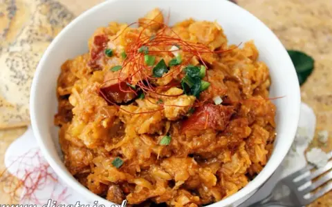 Pyszny bigos z kiszonej kapusty, bogaty w smaku, udekorowany nitkami chili i zieloną cebulką. Idealny na chłodne dni.