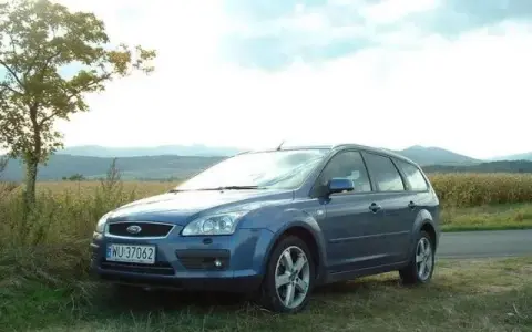Ford Focus Mk2: Pojemność baku (53-66L) i rezerwa. Ile przejedziesz?