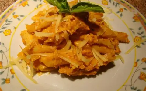 Penne z sosem serowym: Kremowy przepis na obiad w 20 minut!