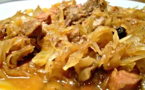 Gęsty, aromatyczny bigos z różnymi rodzajami mięsa, idealny na zimowe wieczory. Zastanawiasz się, jakie mięso do bigosu wybrać?