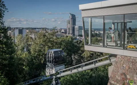 Kolejka linowa w Gdyni, co warto zobaczyć: widok na miasto i morze z nowoczesnej stacji.