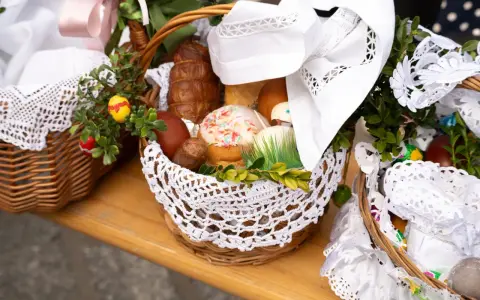 Koszyki ze święconką: jajka, kiełbasa, babka z posypką i bukszpan. Gotowe do poświęcenia.