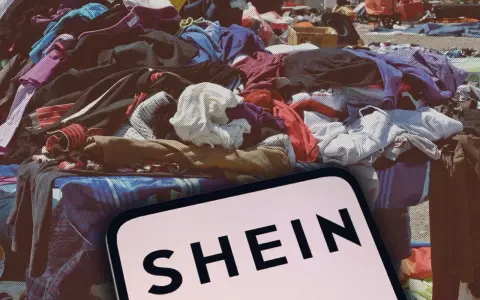 En hög med kläder, där en mobil visar "SHEIN". Kläder med elastan kan vara farligt för miljön.