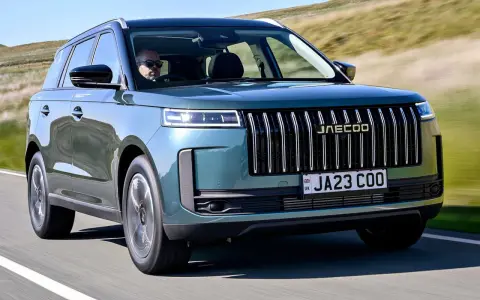 Zielony SUV Jaecoo 5 na drodze. Sprawdź jaecoo 5 cena i opinie.