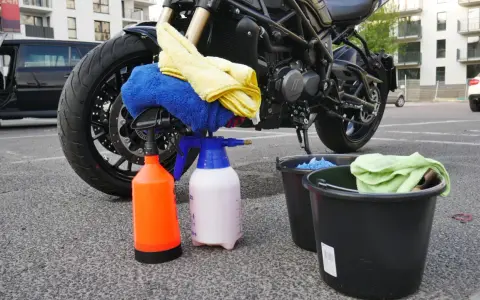 Jak bezpiecznie umyć motocykl na myjni? Uniknij kosztownych błędów!