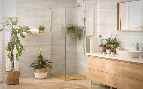 Modernes bad ohne fliesen mit Dusche, Waschbecken und vielen Pflanzen. Natürliche Materialien wie Holz und Rattan schaffen eine entspannte Atmosphäre.