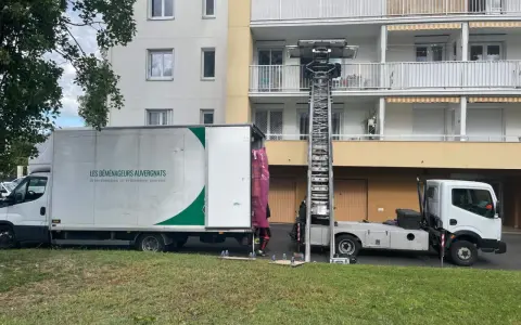 Déménagement en cours avec un monte-meubles. Pour savoir comment remplir une lettre de voiture, consultez les documents de transport.