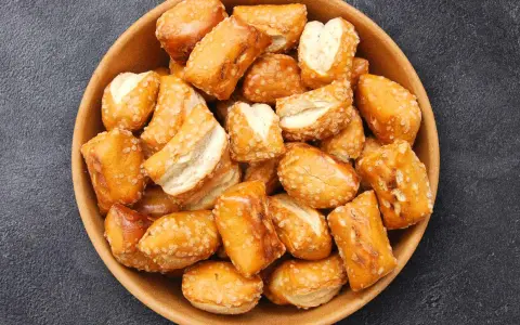 Schüssel voller knuspriger Pretzel Bites, perfekt für ein schnelles pretzel bites rezept.