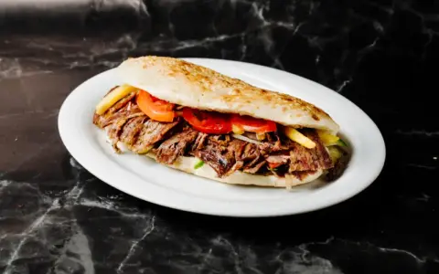 Ile kalorii ma kebab w bułce? Zaskakujące wartości odżywcze!