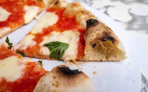 Puszyste ciasto na pizzę neapolitańską z rozpływającym się serem i pomidorowym sosem. Idealne na letni wieczór.