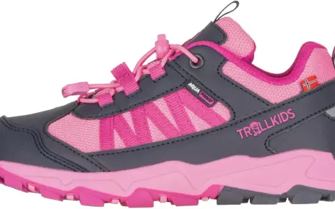 Ein pink-grauer Trollkids Schuh für Kinder mit Schnellschnürung. Die Marke ist bekannt für bequeme und robuste Kinderschuhe, die oft etwas größer ausfallen.