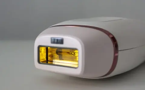 Jak działa depilator laserowy? Poznaj skuteczność i bezpieczeństwo