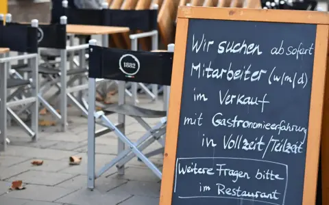 Tafel mit Stellenangebot: Mitarbeiter (w/m/d) im Verkauf gesucht. Hier wird der Unterschied zwischen Nebenjob und Minijob nicht erklärt, aber Vollzeit/Teilzeit erwähnt.