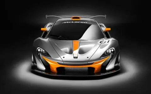 Silberner McLaren P1 GTR mit orangefarbenen Akzenten, aggressiver Front und großem Heckflügel, bereit für die Rennstrecke.