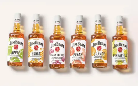 Sześć butelek Jim Beam o różnych smakach: Apple, Honey, Black Cherry, Peach, Orange, Pineapple. Z czym pić Jim Beam Peach? Z lodem lub jako dodatek do drinków.