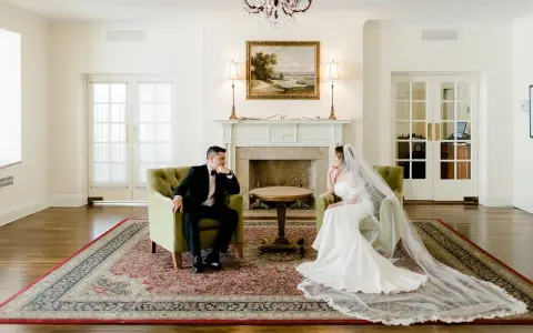 Para młoda po ślubie siedzi w fotelach, rozmawiając przytulnie.