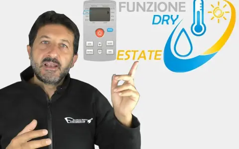 Uomo indica telecomando con funzione dry condizionatore, per un'estate più fresca.