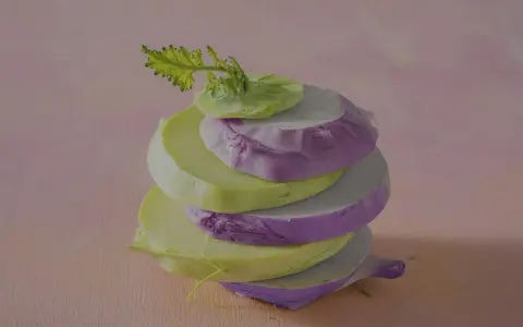 Gestapelte Scheiben von grünem und violettem Kohlrabi, bereit zum Kohlrabi kochen.