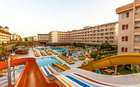 Xeno Eftalia Resort: baseny, zjeżdżalnie wodne i leżaki czekają na gości.