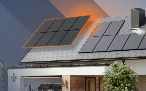 Rozbudowa instalacji fotowoltaicznej z dwoma falownikami na dachu domu. Panele słoneczne generują energię.