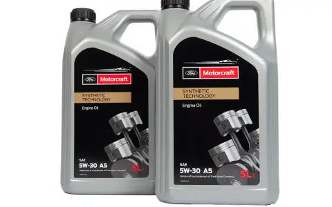 Dwa litrowe kanistry oleju silnikowego Motorcraft 5W-30 A5. 5W-30 co oznacza? To lepkość oleju, kluczowa dla ochrony silnika.