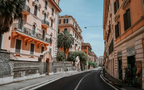 Tanie noclegi w Polsce: Jak oszczędzić 50%? Sprawdzone triki!