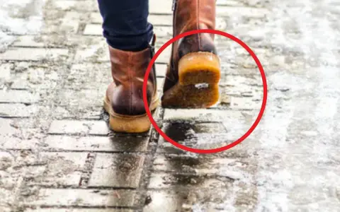 Jak zabezpieczyć buty przed poślizgiem? Na oblodzonym chodniku widać, jak można to zrobić, stosując proste metody.