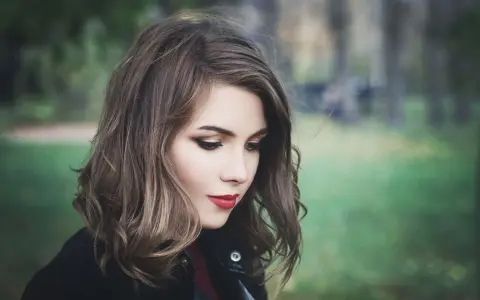 Frisuren für dünnes Haar mittellang: Volumen-Tricks vom Profi