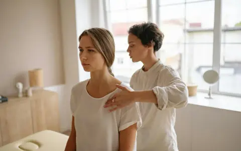 Rehabilitacja NFZ Wrocław: Jak skrócić kolejki? Sprawdź triki eksperta!