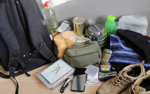 Plecak, woda, konserwy, ciastka, apteczka, ubrania, buty, telefon, klucze, scyzoryk – to wszystko, by jak przygotować się do wojny.