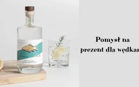 Elegancka butelka z etykietą "Janusz Galicki" i złotą rybką. Idealny pomysł na prezent dla wędkarza, by każda rybka była złota.