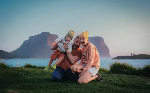 Rodzina cieszy się widokiem na góry w Australii. Ciekawe ciekawostki o Australii: czy wiesz, że kangury potrafią pływać?