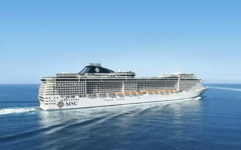 La nave MSC solca il mare blu. Scopri cosa si paga in crociera MSC per una vacanza indimenticabile.
