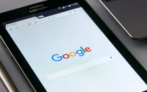 Ekran telefonu Samsung z otwartą wyszukiwarką Google. Czas na aktualizację telefonu i nowe funkcje!