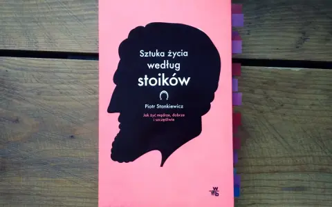 Okładka książki "Sztuka życia według stoików" Piotra Stankiewicza. Stylizowany profil męskiej głowy na różowym tle.