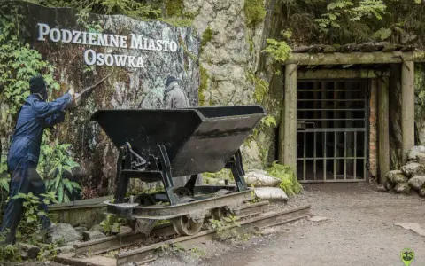 Wejście do Podziemnego Miasta Osówka, z wagonikiem i manekinem górnika. To jedno z wielu podziemnych miast w Polsce.