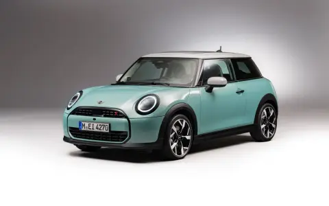 Turkusowy Mini Cooper z białym dachem. Stylowy wygląd i sportowe detale, idealny do miasta. Sprawdź mini cooper dane techniczne!