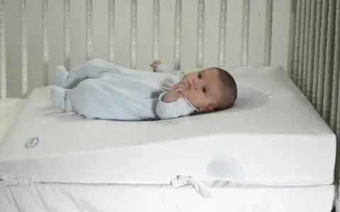 Jaki materac dla niemowlaka wybrać, aby zapewnić mu bezpieczeństwo?
