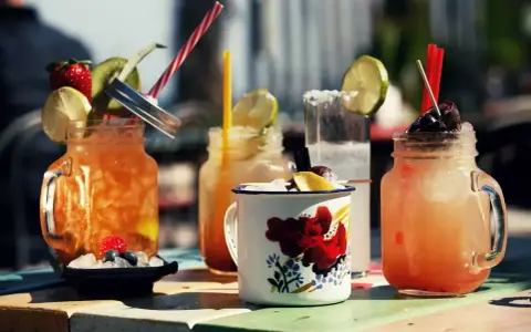 Erfrischende Cocktails, die an Hemingway und seinen Alkohol erinnern, mit Früchten und Eis.