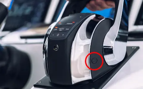 Le réglage du boîtier de commande Mercury est en cours. Le bouton rond rouge indique un point d'action.