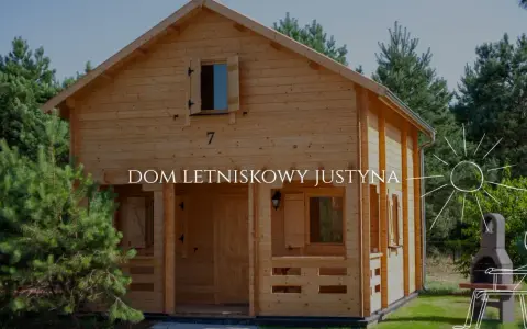 Uroczy dom letniskowy z drewna, otoczony zielenią. Idealne miejsce na wypoczynek.