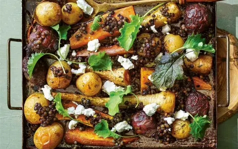 En ugnsrostad rotfruktslista med linser, fetaost och gröna blad. Perfekt för en höstig middag.