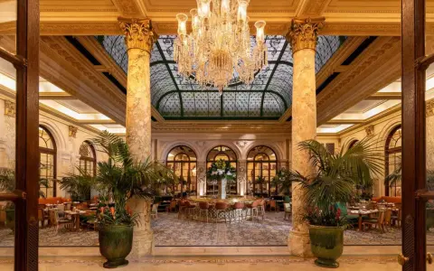 Luksusowy hol hotelu Plaza w Nowym Jorku. Zastanawiasz się, ile kosztuje jedna noc w hotelu Plaza w Nowym Jorku?